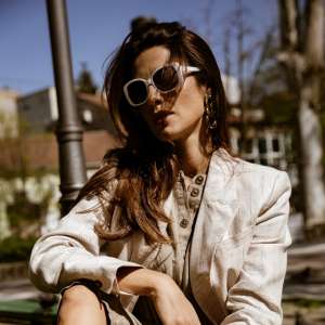 devojka sa naočarima