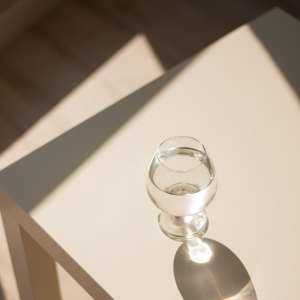 besmislen život, čaša vode na stolu