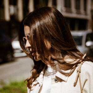 žena sa naočarima za sunce