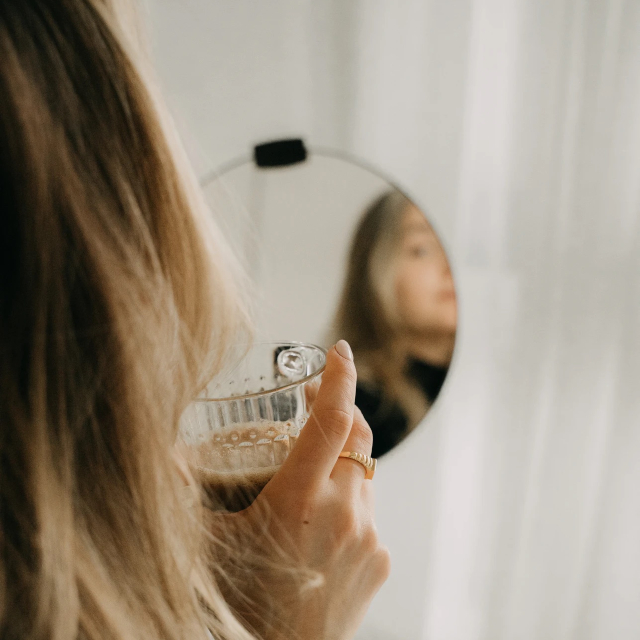 žena u ogledalu