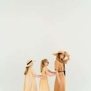 mama sa dve devojčice