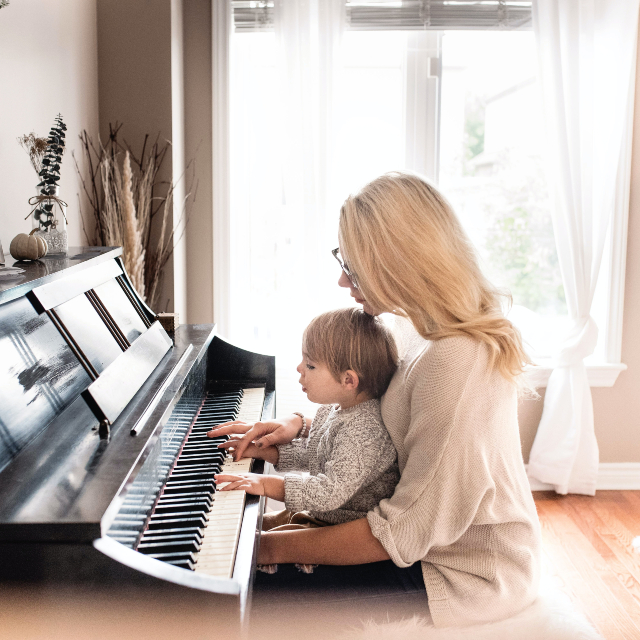 majka sa detetom svira klavir