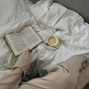 knjiga na posteljini
