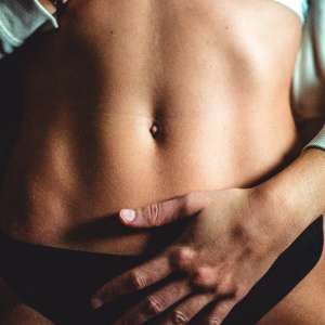 devojka se drži za stomak