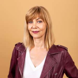 Aleksandra Stefanović, žena u bordo jakni