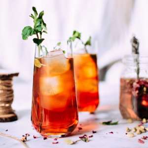 Ledeni čaj recept, osvežavajuće piće u čaši punoj leda