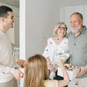 napetost između roditelja i odrasle dece, porodica slavi rođendan