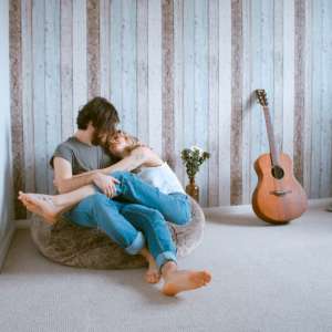 Gde počinje toksičnost, muškarac i žena u zagrljaju