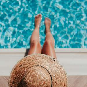 Nedeljni horoskop 28. avgust - 3. septembar, žena na bazenu