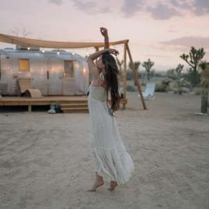 nesigurnost devojka u beloj haljini