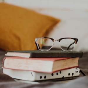 vodič kroz kulturna dešavanja za septembar, naslagane knjige i naočare za vid