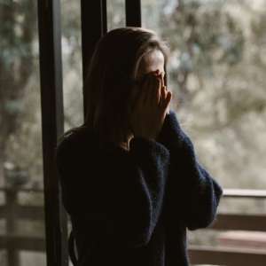gaslajting u porodici, zabrinuta žena, žena plače