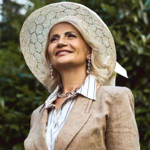 kome ste najvažniji, Dragica, otmena žena sa šeširom