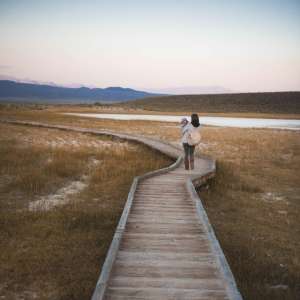 nagrade samohranih majki, majka i dete šetaju u prirodi