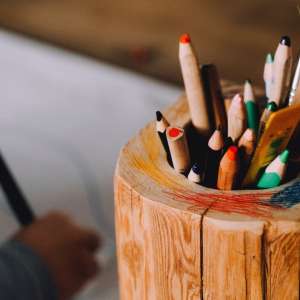 prava pitanja za nastavnika, bojice, dete crta