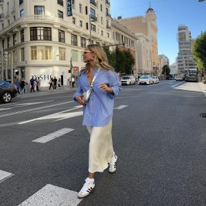 kako nositi plavu košulju